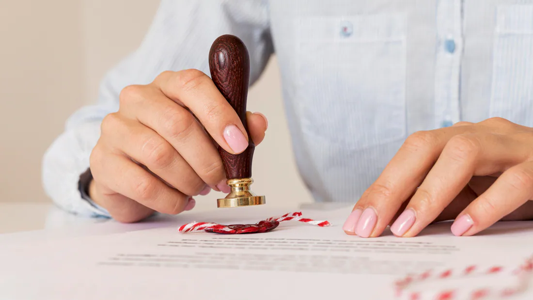 Beëdigde vertaling van een contract met stempel en handtekening — Ecrivus International