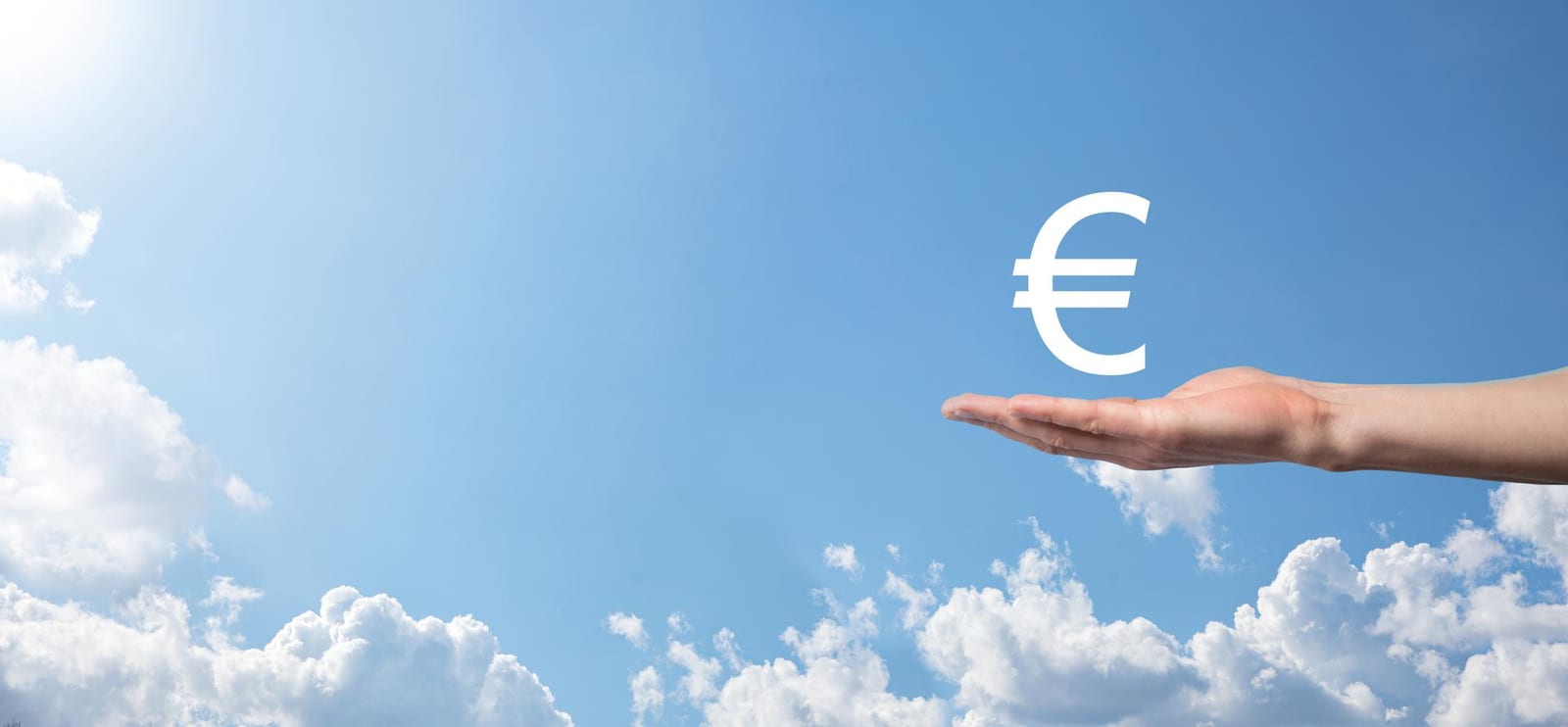 Euro-symbool boven een open hand — transparante tarieven voor vertaal- en tolkdiensten